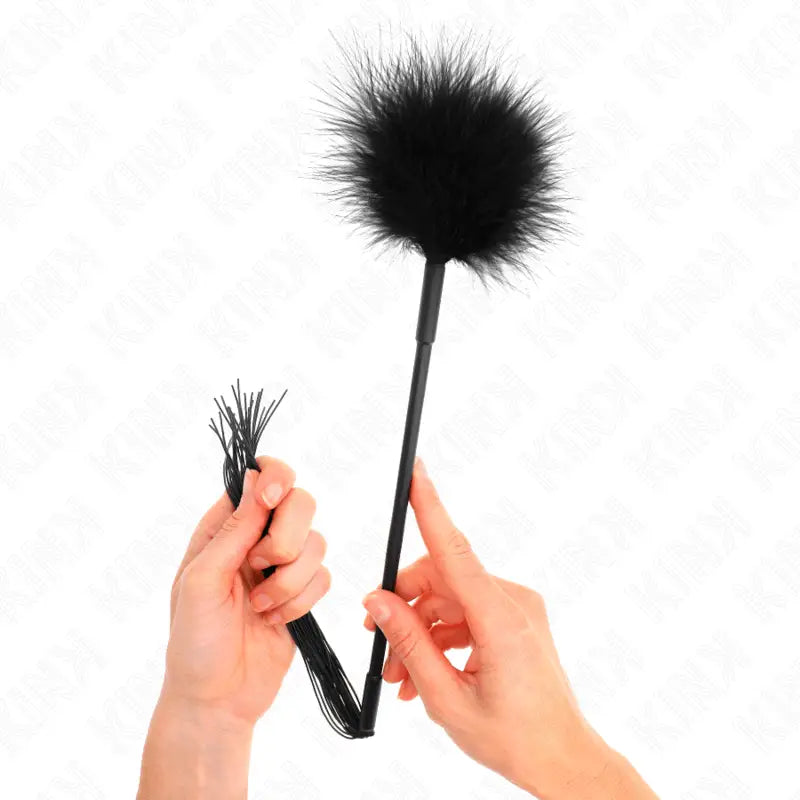 KINK - CHICOTE DE SILICONE COM PENAS PARA CÓCEGAS 47 CM - Sexshoptuga