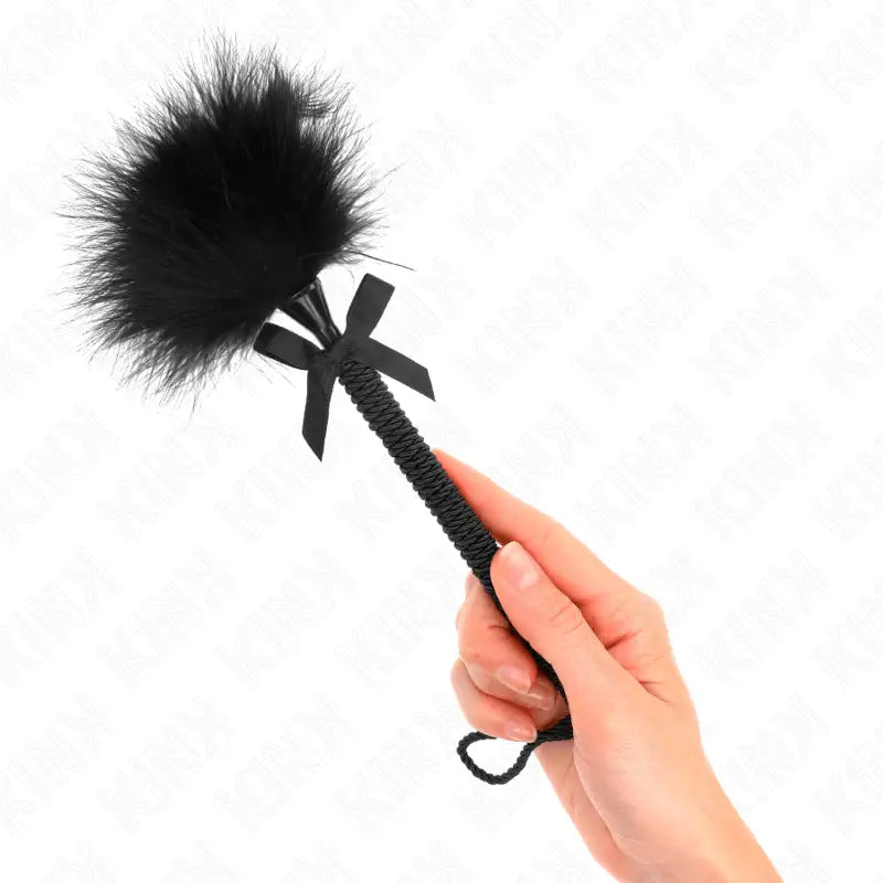 KINK - VARINHA DE CORDA DE NYLON COM PENAS DE CÓCEGAS E LAÇO PRETO 25 CM - Sexshoptuga