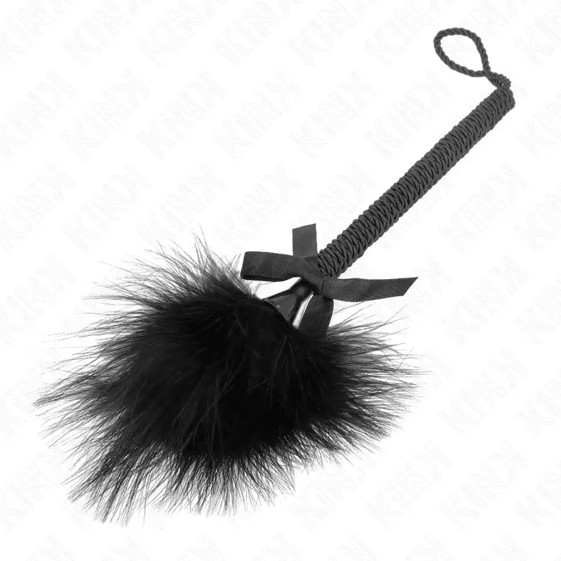 KINK - VARINHA DE CORDA DE NYLON COM PENAS DE CÓCEGAS E LAÇO PRETO 25 CM - Sexshoptuga