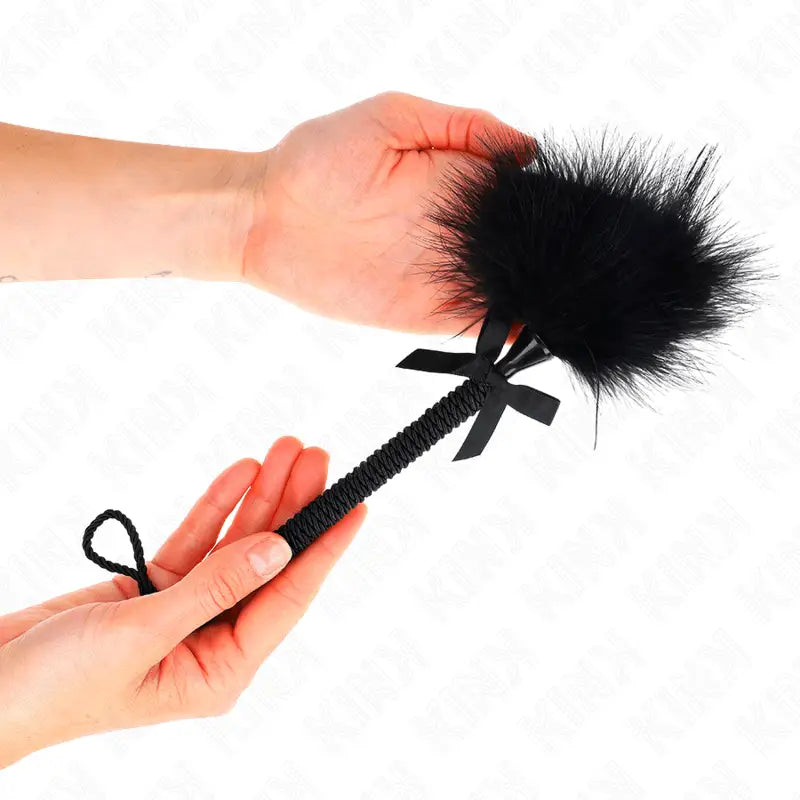 KINK - VARINHA DE CORDA DE NYLON COM PENAS DE CÓCEGAS E LAÇO PRETO 25 CM - Sexshoptuga