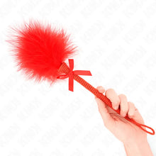 KINK - VARINHA DE CORDA DE NYLON COM PENAS DE CÓCEGAS E LAÇO VERMELHO 25 CM - Sexshoptuga 